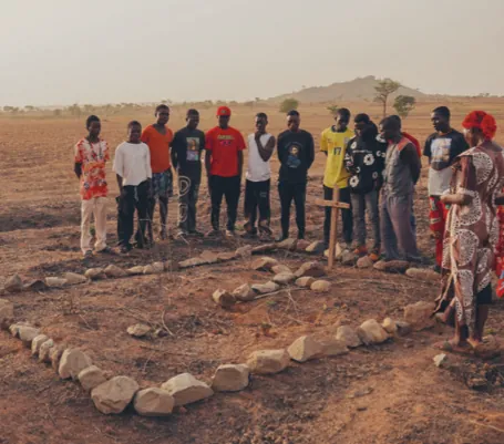 Un groupe de personnes se recueille autour d’une tombe
