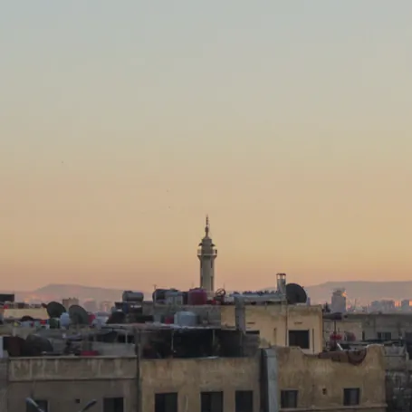 Vue d’une ville syrienne au coucher du soleil
